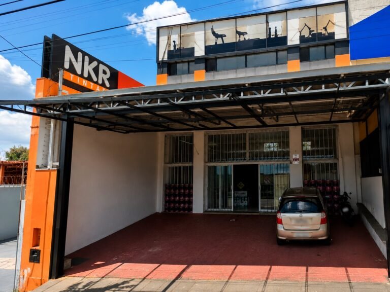 Fachada da loja NKR Tintas John Boyd